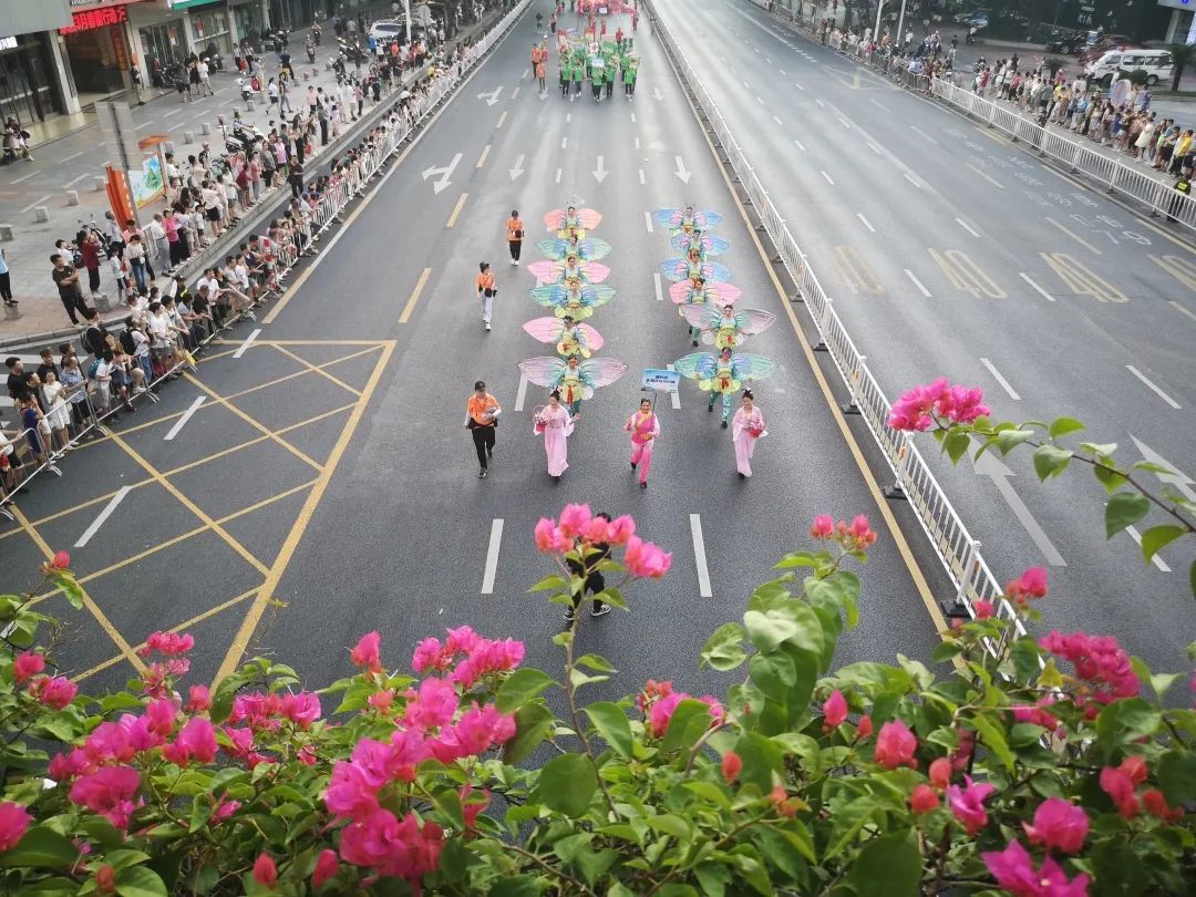 文奕 摄精彩花式大巡游感受一下现场的热烈氛围~快随小编一起△雷雯霞
