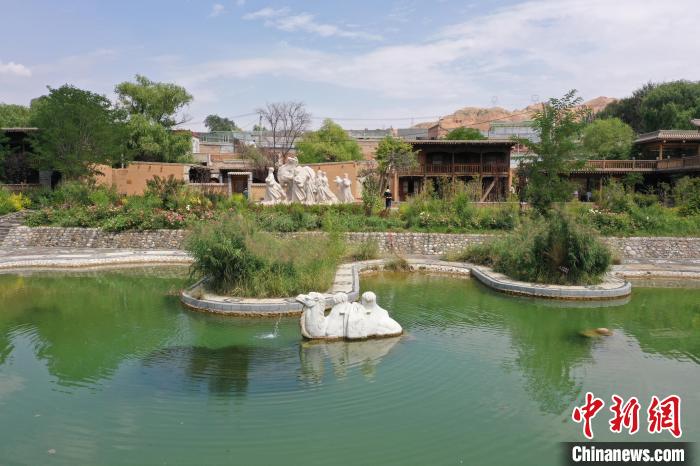 图为循化县内撒拉族历史文化地标骆驼泉.马铭言 摄