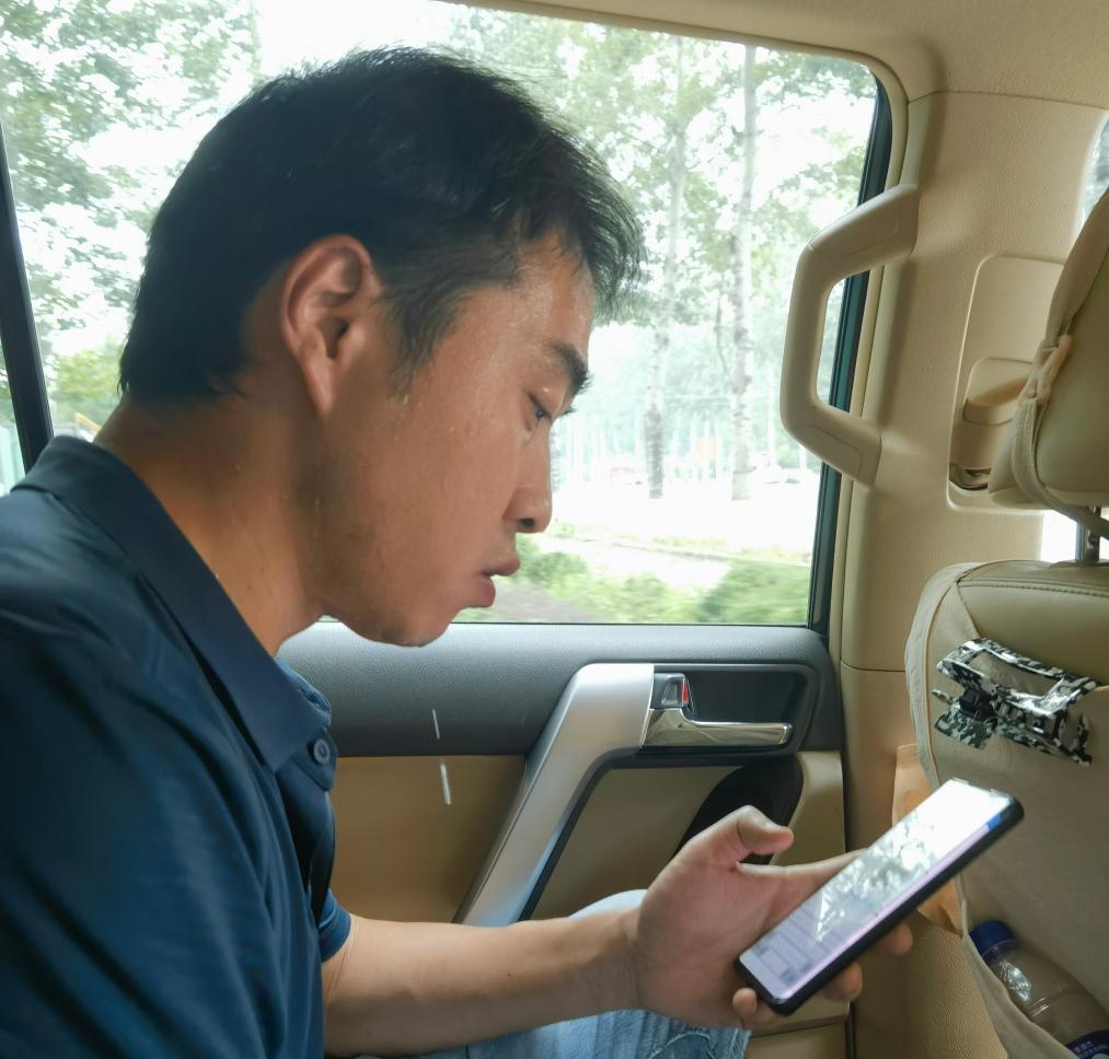 8月3日，记者牟宇在车上休息时，汗水从脸上滴下。