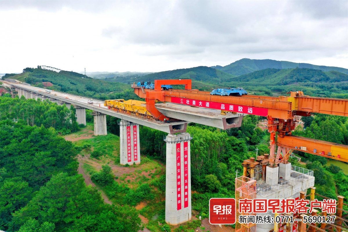 8月6日,南玉铁路六律邕江特大桥完成架梁.