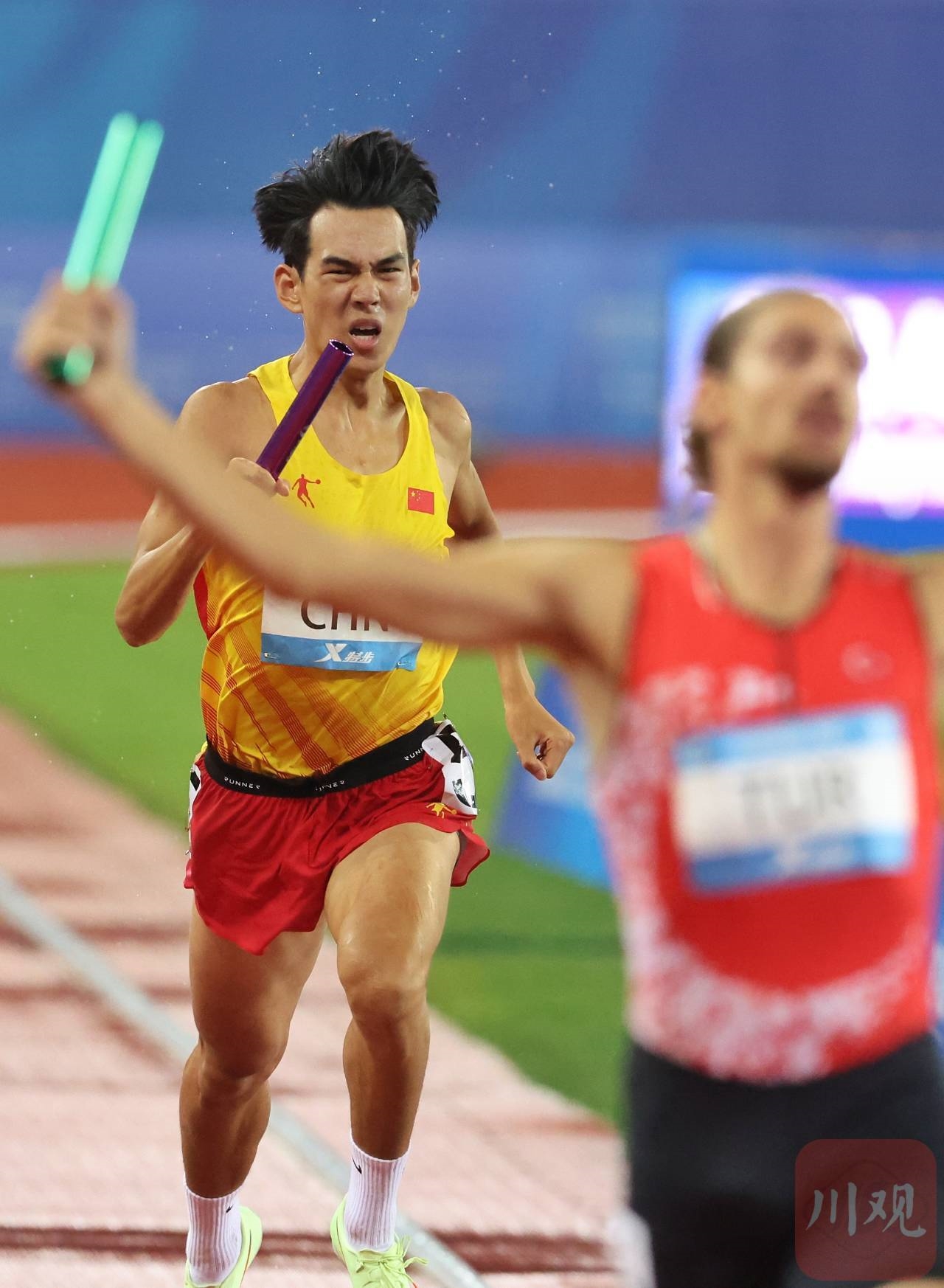 男子4x400米接力赛,中国队获第四名.图为中国选手在比赛中奋力拼搏.