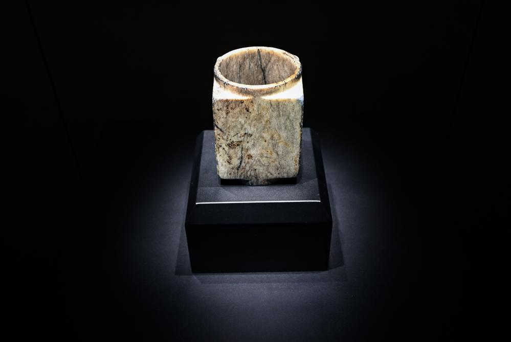 三星堆博物馆新馆展出的神树纹玉琮.新华社记者 王曦 摄