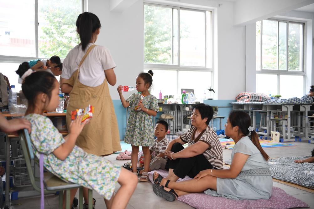8月3日，群众在涿州市第三中学安置点内休息。新华社记者 牟宇 摄