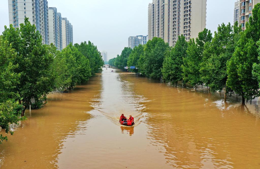 8月2日，救援人员在河北省涿州市市区乘坐冲锋舟前去转移受灾群众（无人机照片）。新华社记者 牟宇 摄