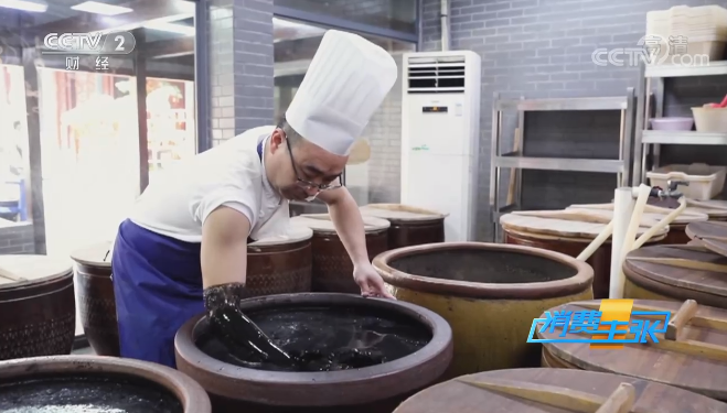 图为何谷良的徒弟火宫殿臭豆腐第四代传承人在制作臭豆腐