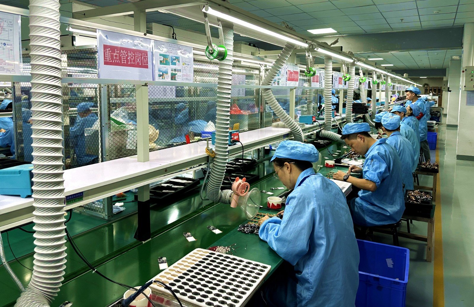 开发区的卓航电子科技有限公司生产车间里,工人正在岗位上认真工作