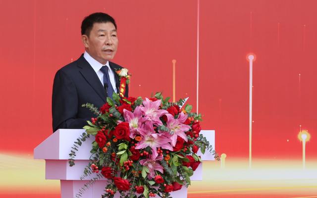 康婷集团董事长刘小兵在康汇医院开业庆典上发言.企业供图