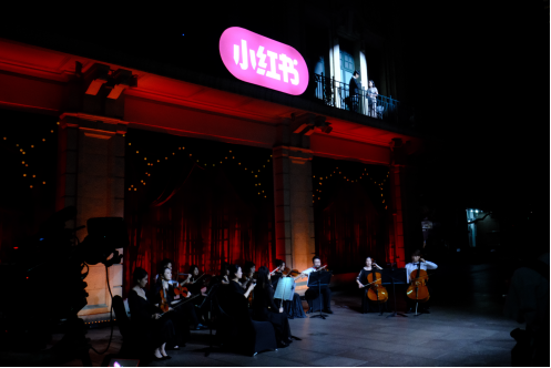 8月3日晚，在永安百货大厦进行的露台音乐会，作为马路生活节的揭幕演出。