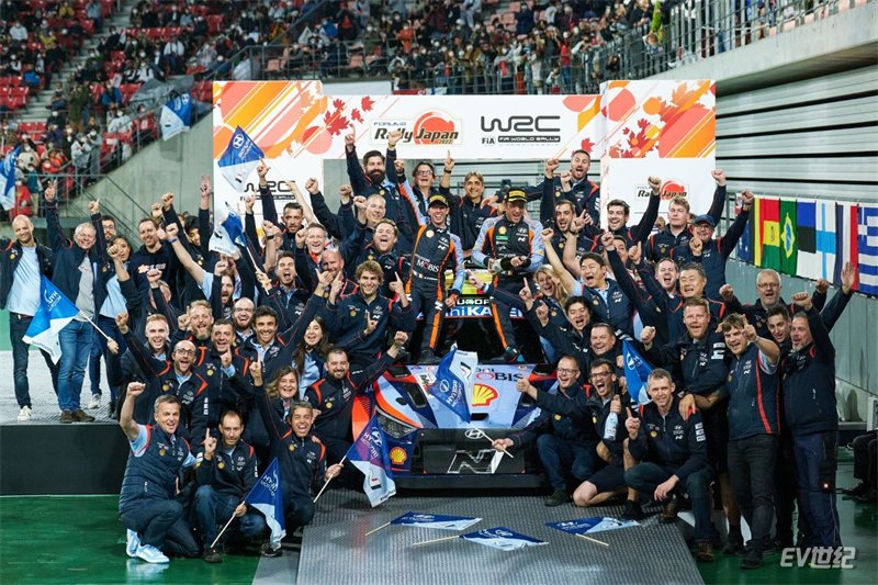 现代汽车WRC车队庆祝在2022赛季WRC收官站比赛中包揽冠亚军奖杯