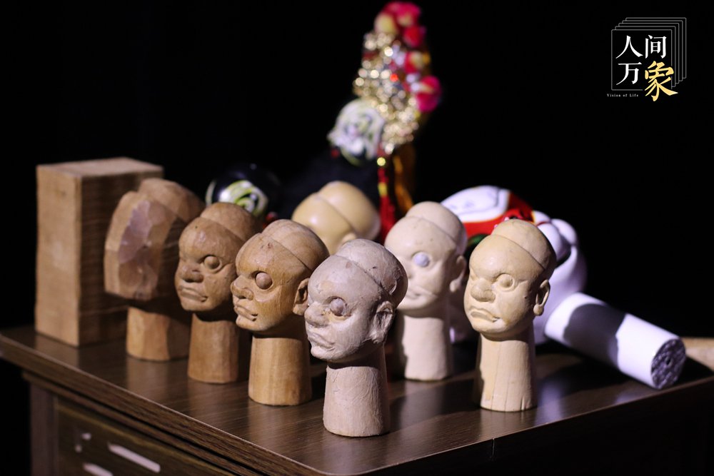 泉州提线木偶的人物制作过程非常精细,图为洪金雕为观众展示的人物