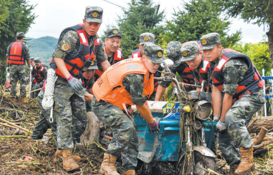 坚决听从统帅号令,解放军和武警部队迎难而上,全力打赢抗洪抢险攻坚战