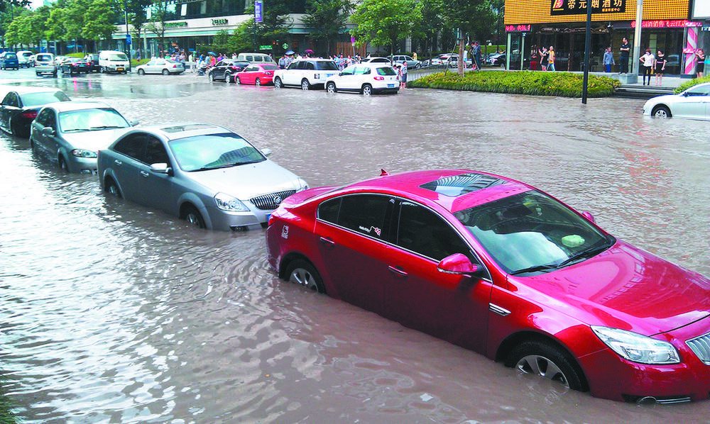 被洪水淹没的快递和私家车(资料图片)