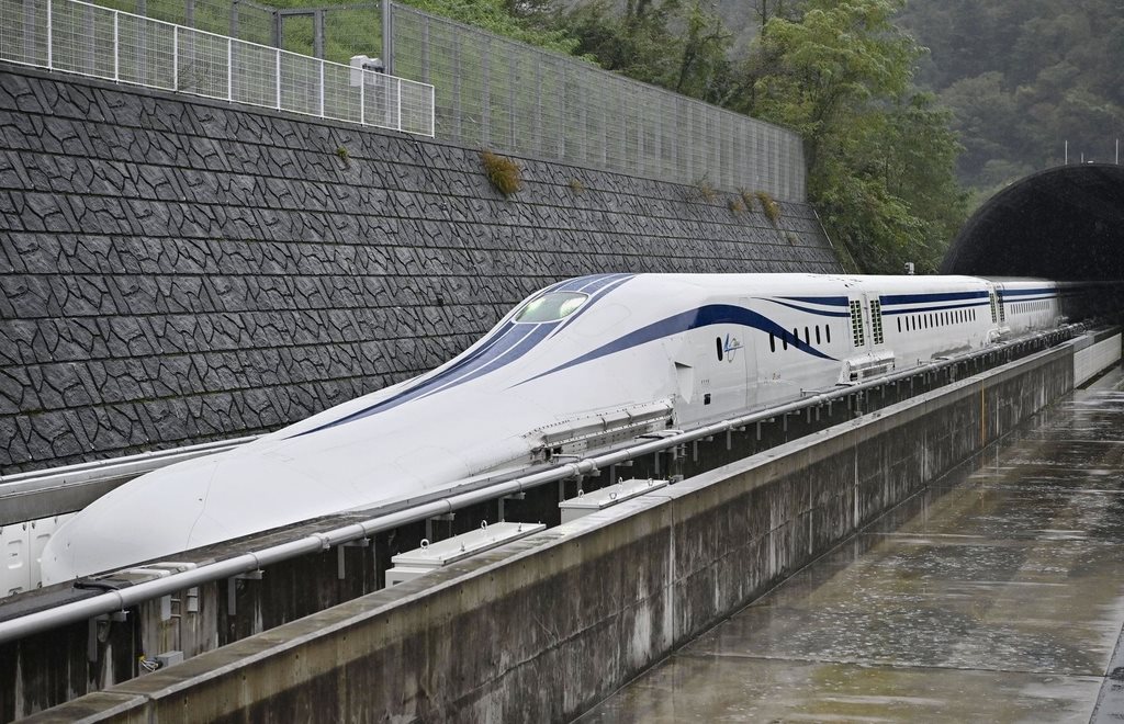 运用了超导技术的日本新型磁悬浮列车