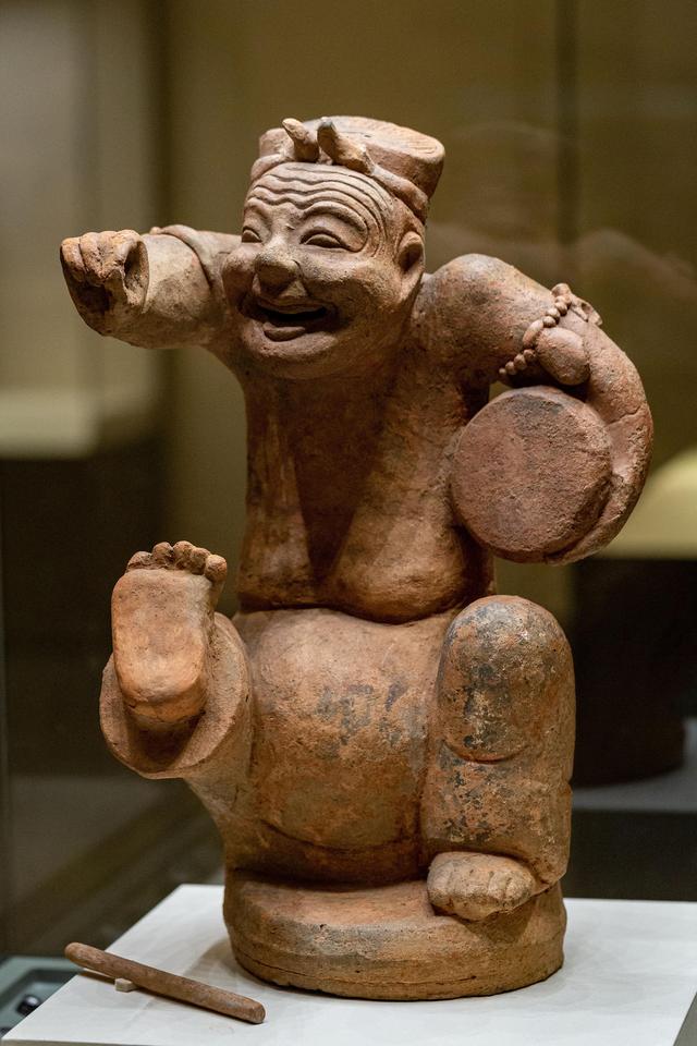 中国国家博物馆藏品"击鼓说唱俑"