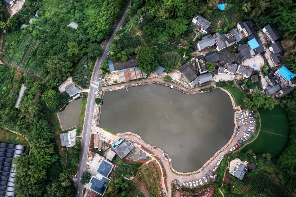 在重庆巴南南彭街道鸳鸯村高滩寺小院里,院落长李萍和村民们在刚刚