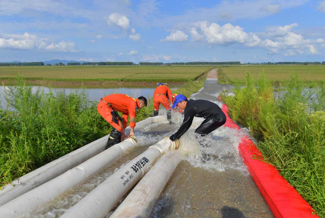(组图)吉林省森林消防总队:"龙吸水"排涝护农田|消防员_新浪财经_新浪