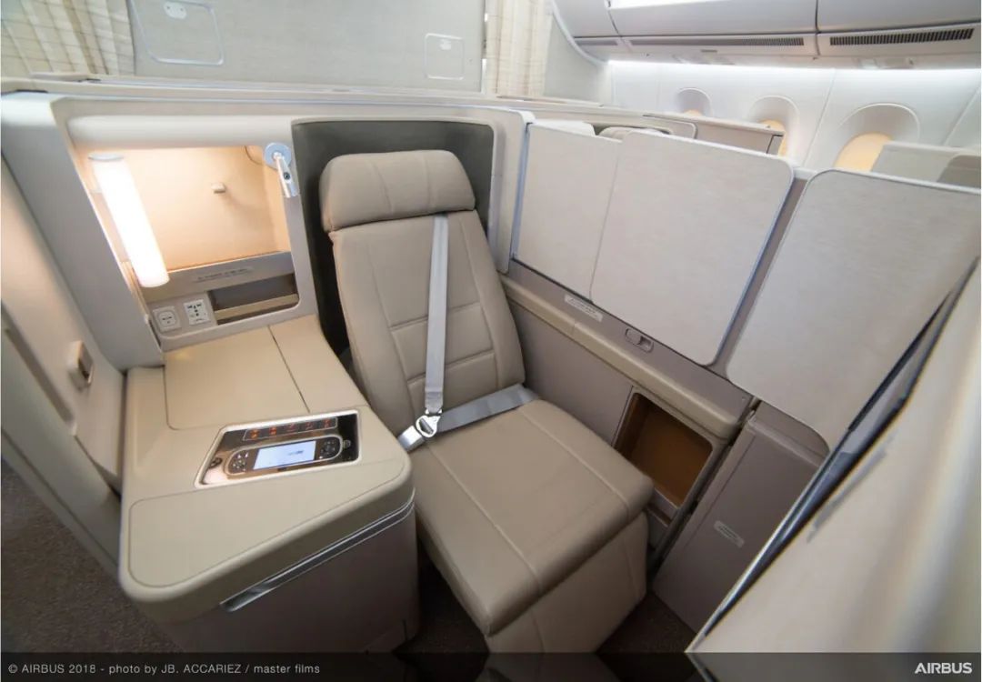 中国东方航空a350的全平躺包间式商务舱座椅(上),以及超级经济舱.