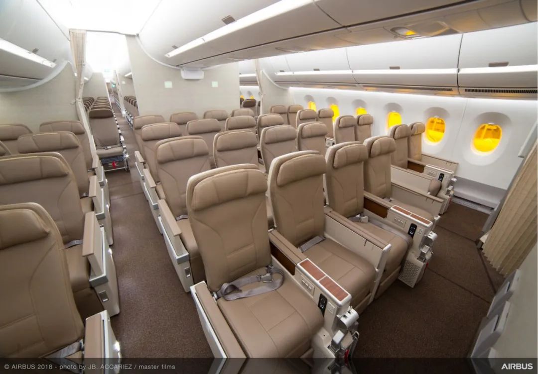 中国东方航空a350的全平躺包间式商务舱座椅(上),以及超级经济舱.