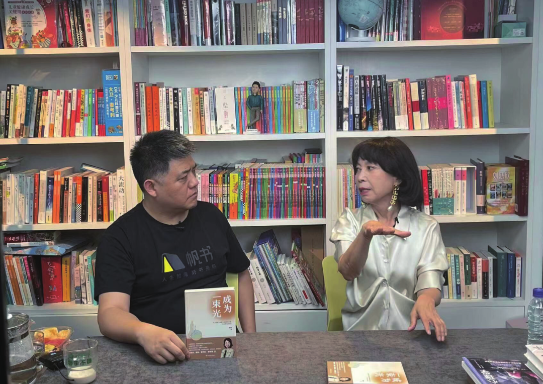 李巍(右)做客樊登直播间