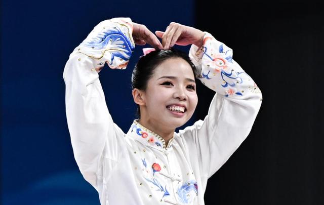 陈小丽太极剑夺冠后庆祝.