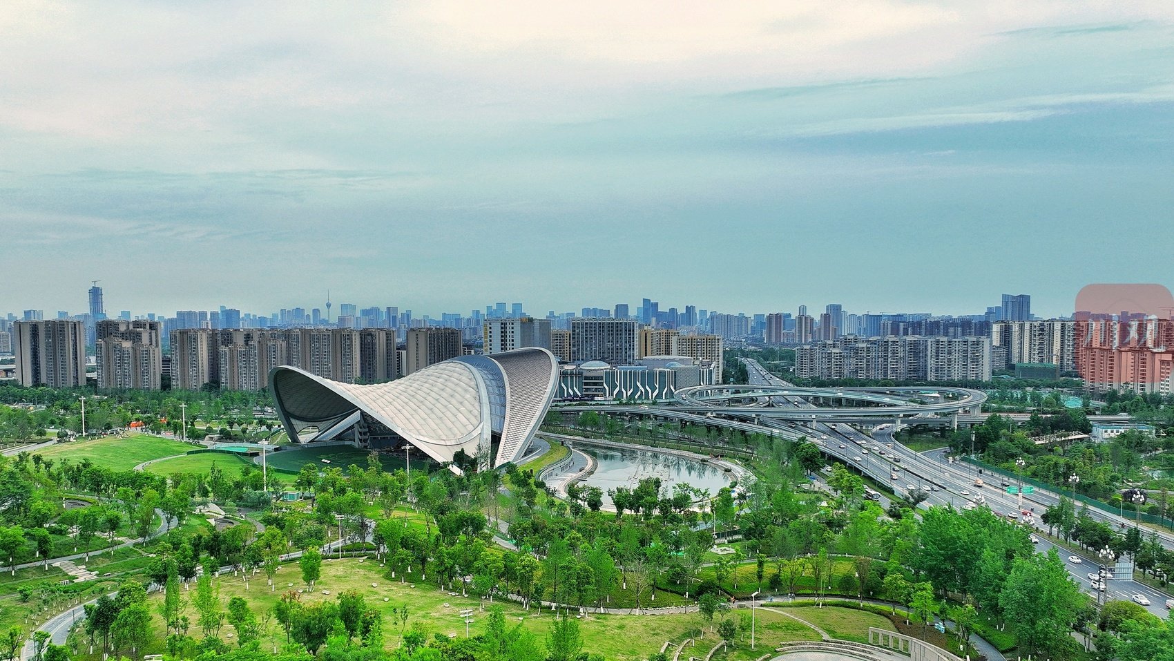 毗邻立交桥的成都露天音乐公园.吴聃/摄