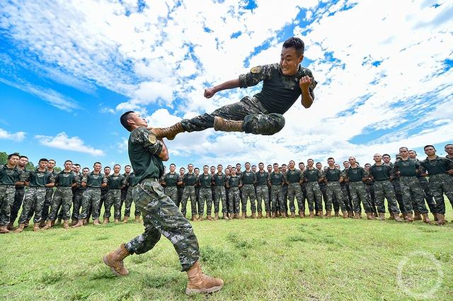 重庆武警射击教员:4年带出130余名满环"神枪手"