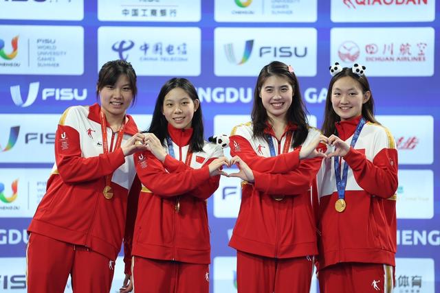 张雨霏(右二)和队友"比心". 新京报记者 王飞 摄