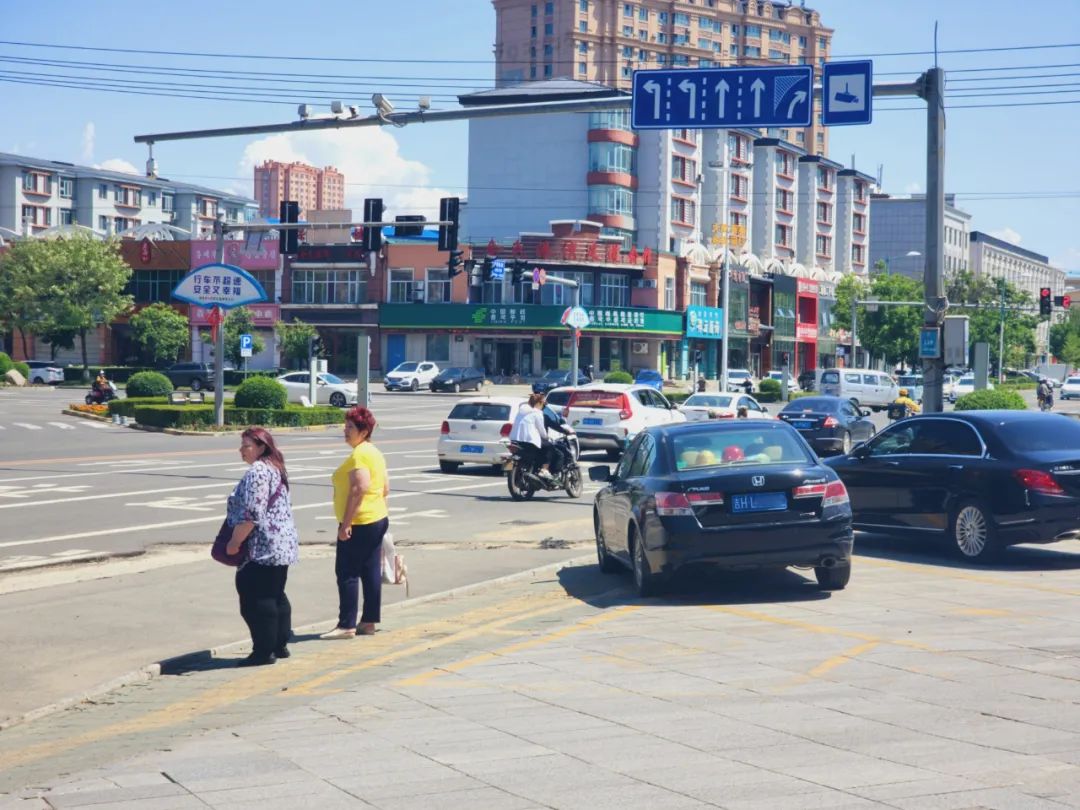 ▲珲春街头的俄罗斯游客 每经记者 杨卉 摄