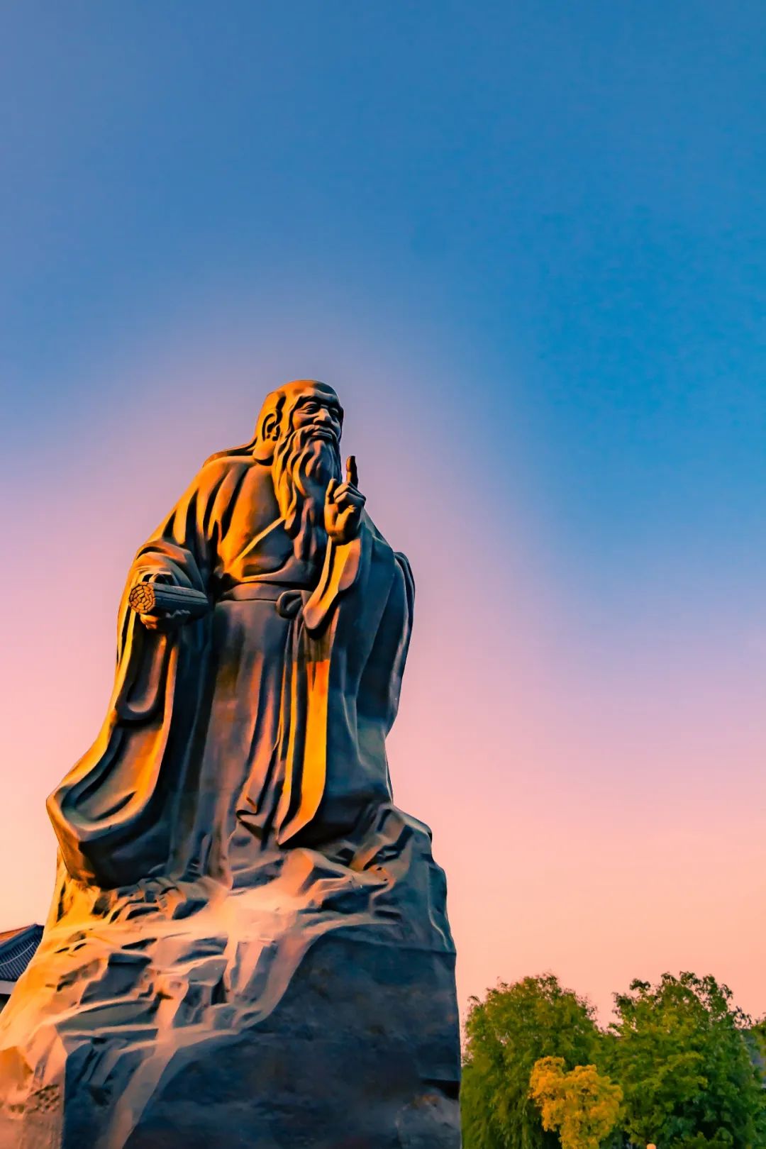 鹿邑县老子学院中的老子塑像.郭磊/摄