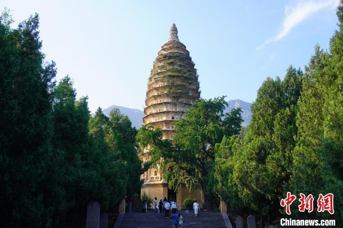 图为登封"天地之中"历史建筑群中的嵩岳寺塔. 韩章云 摄