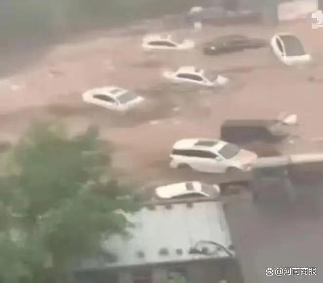 前几日,北京门头沟区山洪中冲走大量汽车(图源网络)