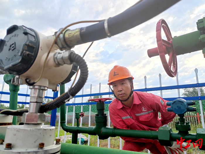 图为滨南采油厂员工对油水井进行加密巡检.肖金禄 摄