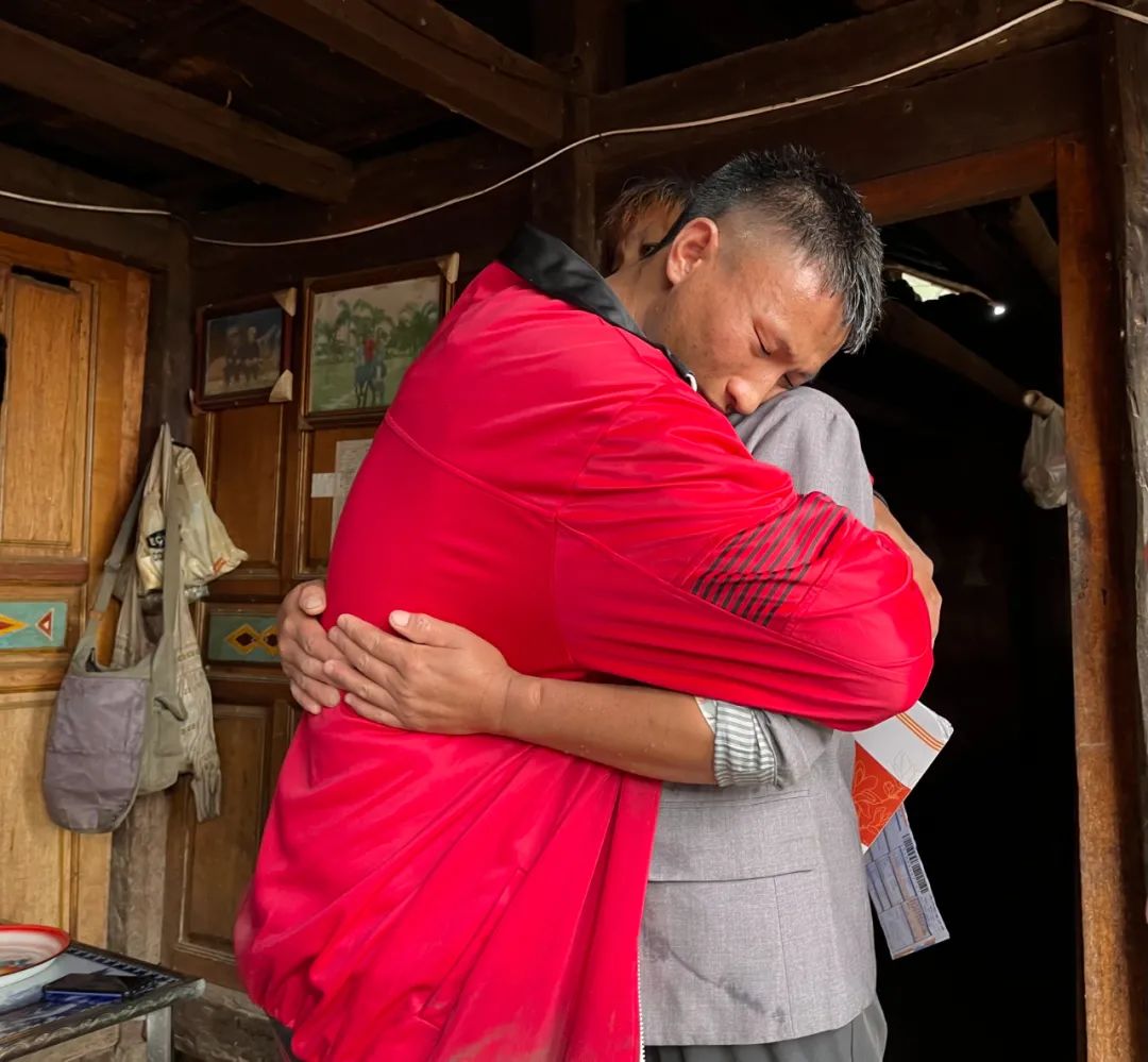姚胜旺同学拿到通知书后激动地跟母亲拥抱。
