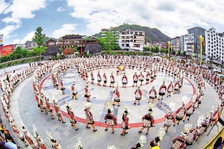 苗族群众欢度姊妹节. 杨晓波 摄