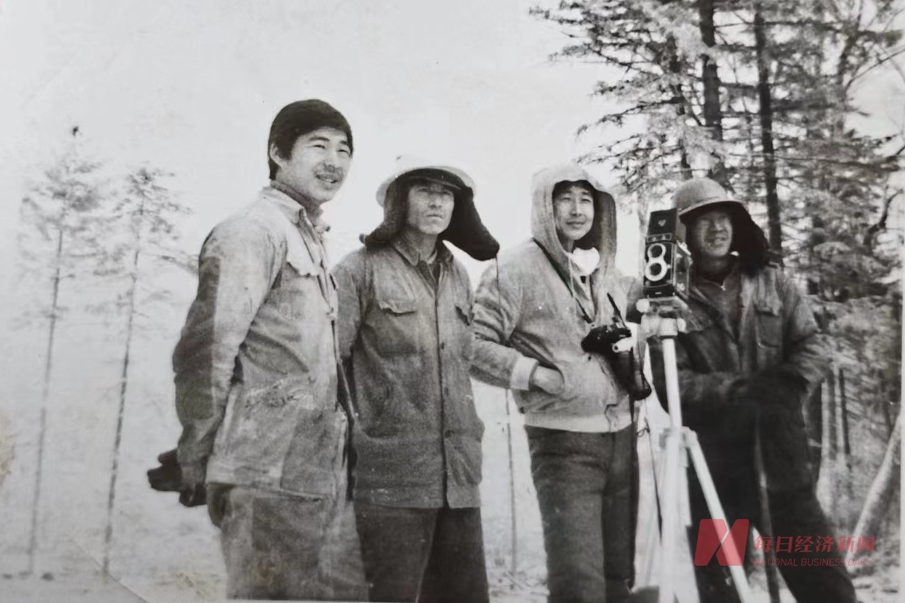 ▲40多年前东北林业局的职工 每经记者 杨卉 翻拍