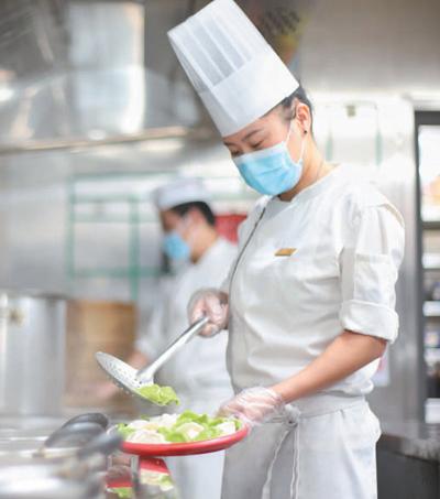 厨师正在将饺子装盘.图片为本报记者张丹华摄