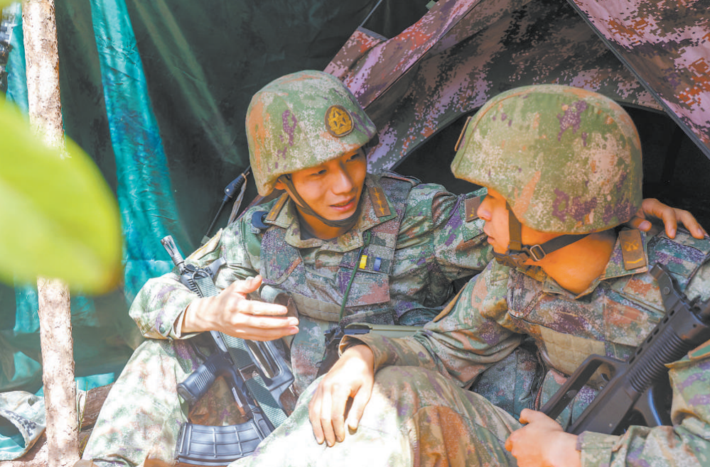 训练间隙,指导员丁宝华(左)与小王交流谈心.杨昭 &nbsp;摄