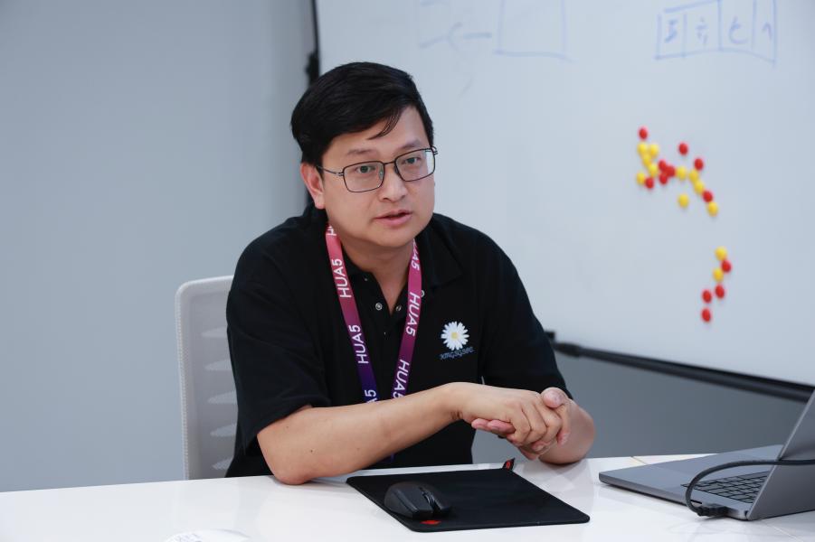 图为花伍平台创始人,高级架构师张星.