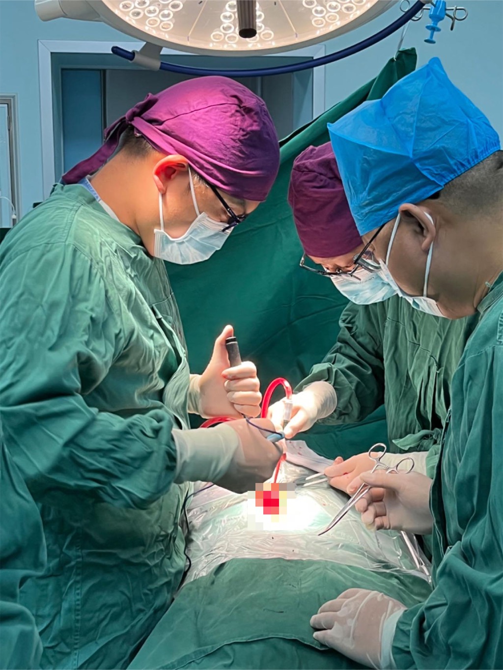 女孩正在手术中.上海交大医学院附属仁济医院 供图