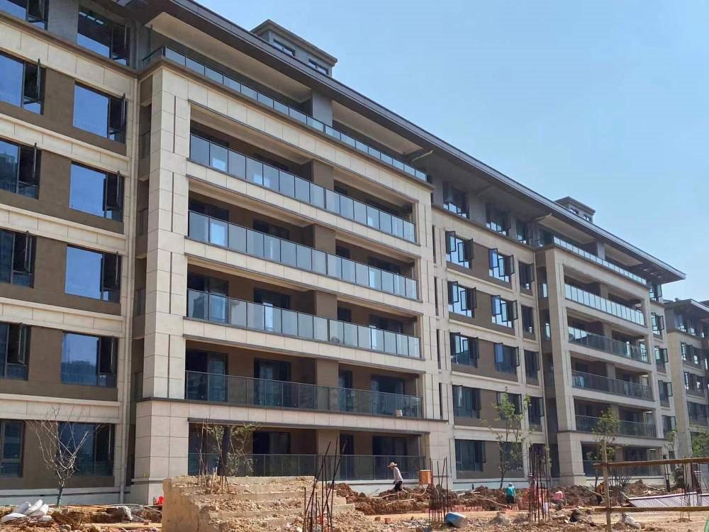 图为8月5日位于长沙市的正荣滨江紫阙台楼盘,工人正在施工.