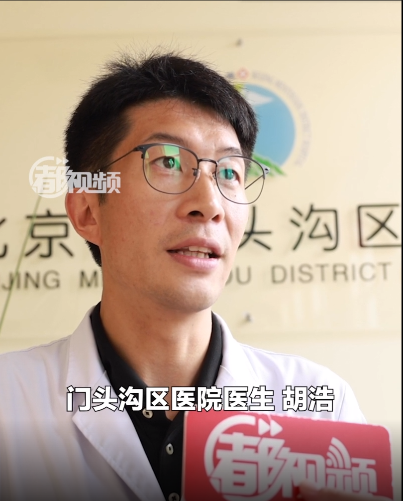 "回想起8月3日的那次救援,胡浩摸了摸后脑勺,不好意思的笑了笑;又指了