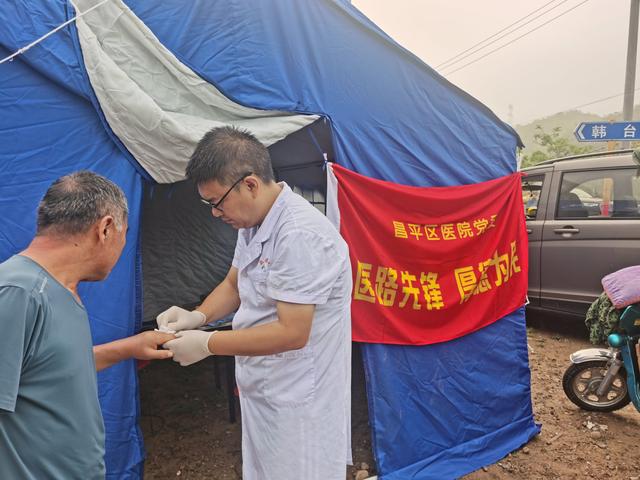 被"空投"到失联村里的医生:来不及紧张,受伤村民在等我|王博_新浪财经