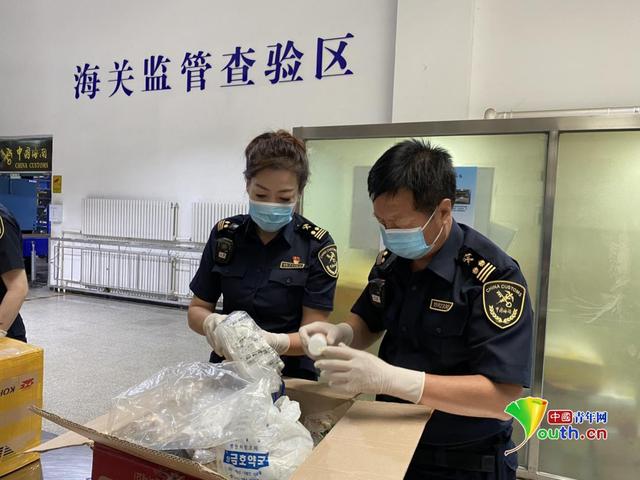 延吉海关工作人员正在进行开箱查验.中国青年网记者 张玘云摄