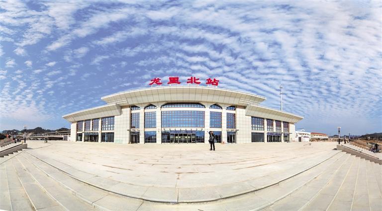 "我们按照要求,在高铁都匀东站原来3个站台的基础上又扩建了3个站台和