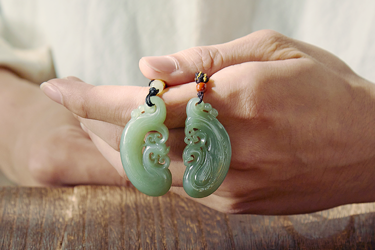 套装定是用同一块镯心料.