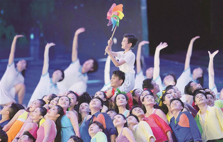 图为演员在大运会闭幕式上表演.新华社记者 张端 摄