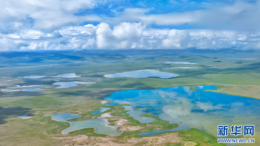 在青海省果洛藏族自治州玛多县境内拍摄的星星海(无人机照片).
