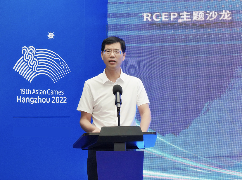 (图为陈建忠发表致辞)何杏仁指出,浙江的女企业家具有敏锐的商业嗅觉