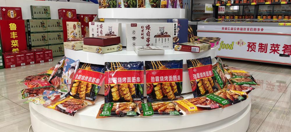 山东鲁丰集团展厅里展示的预制菜产品。新华社记者陈国峰摄