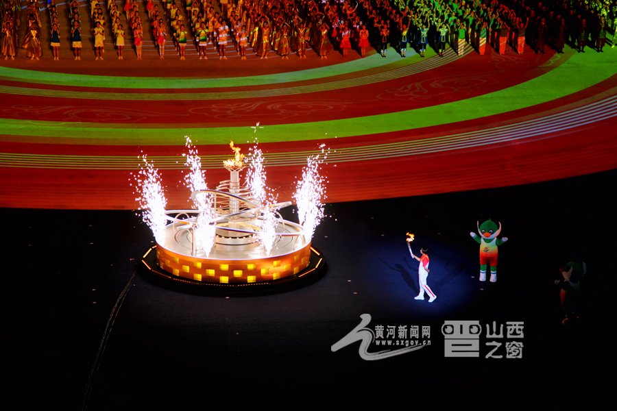 图为在山西省第十六届运动会开幕式上，苏翊鸣点燃主火炬。
